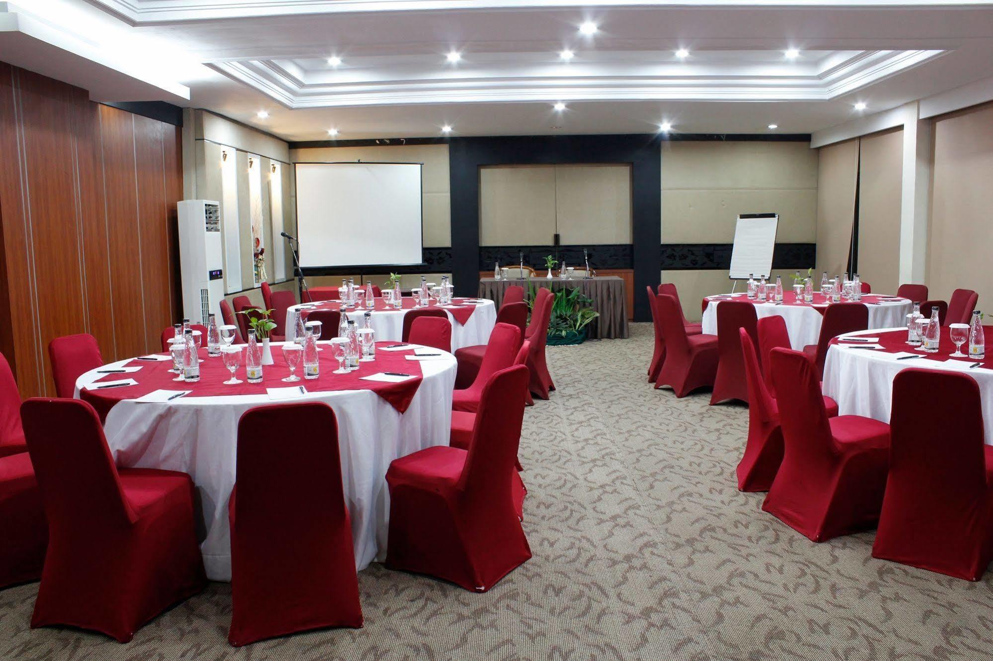 Singgasana Hotel Makassar Exterior foto