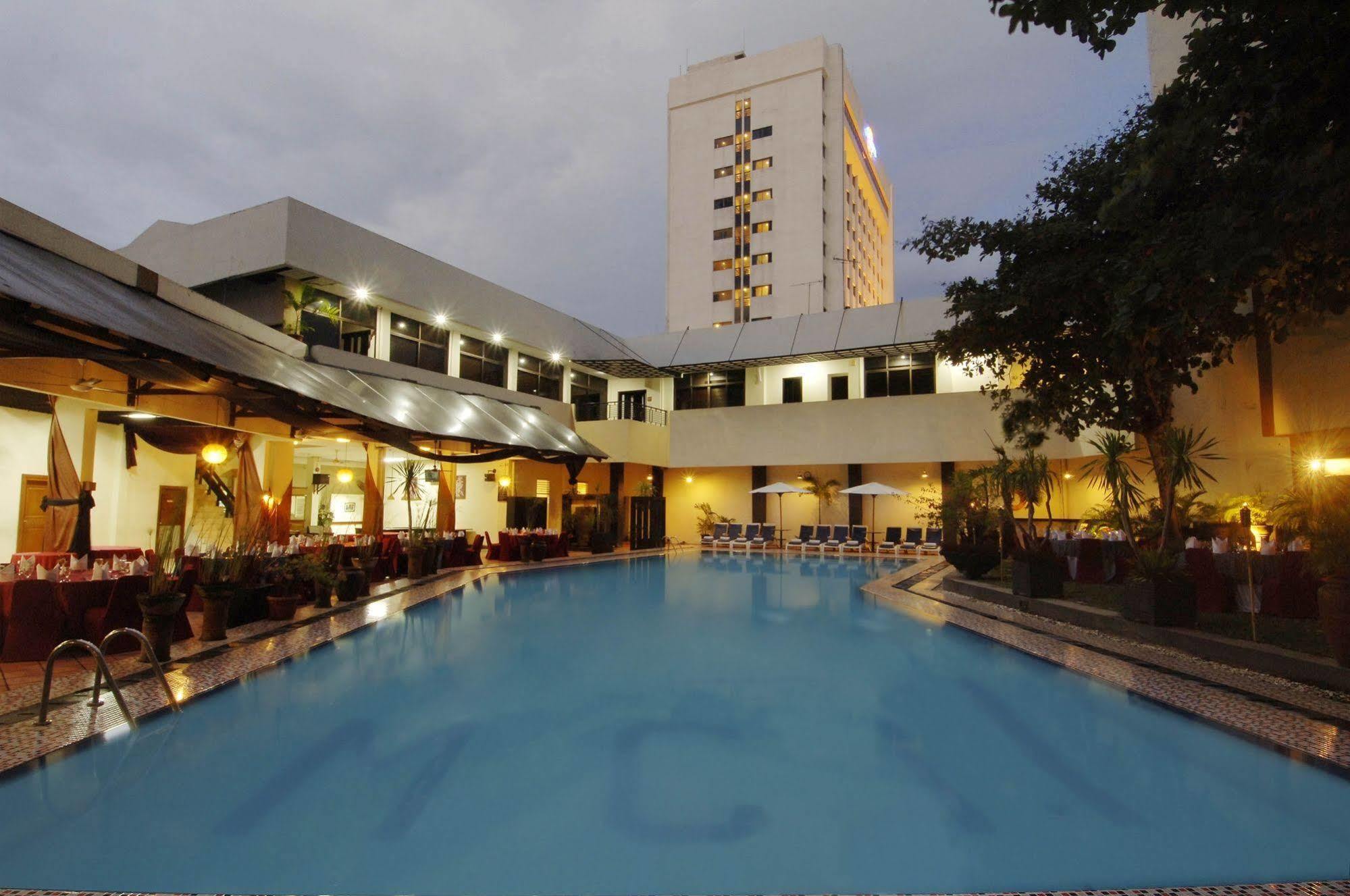 Singgasana Hotel Makassar Exterior foto