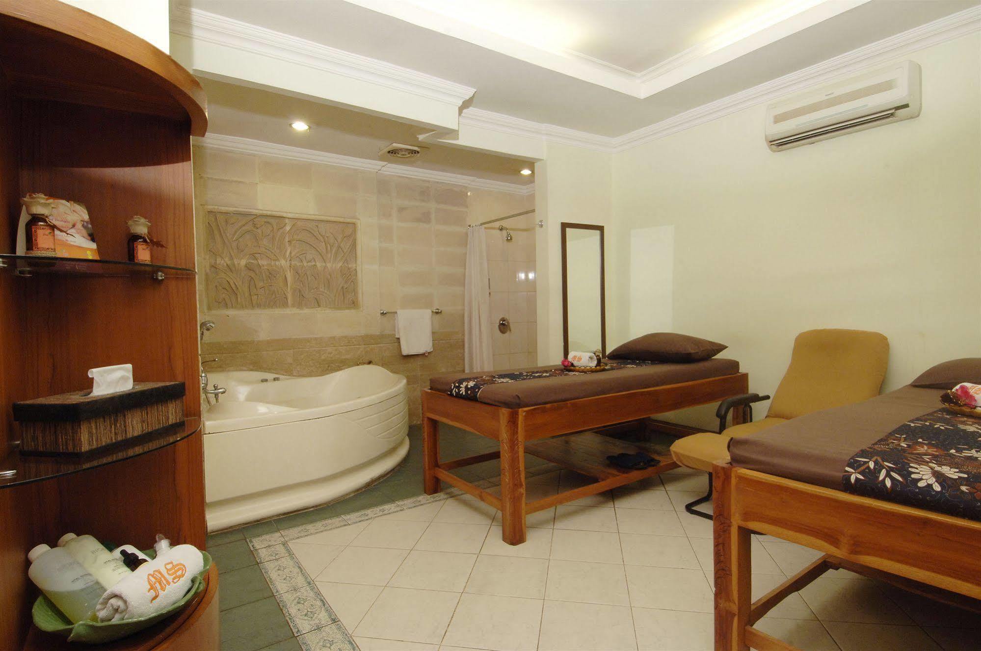 Singgasana Hotel Makassar Exterior foto