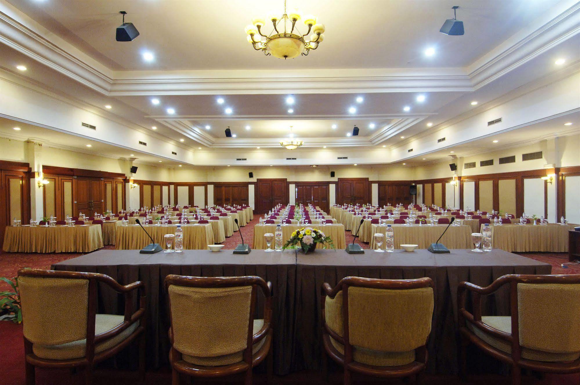 Singgasana Hotel Makassar Exterior foto